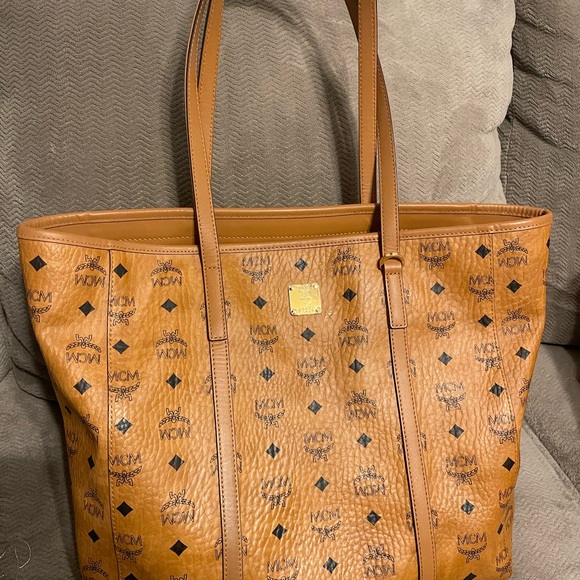 MCM SHOPPER SOLD - Picture 7 of 14